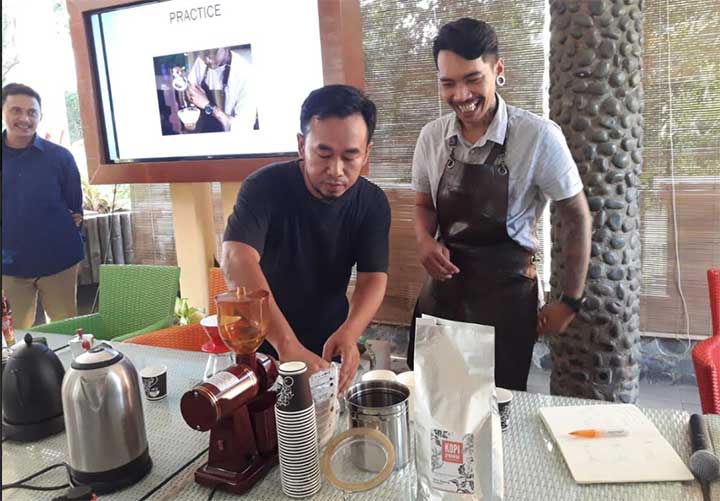 pelatihan menyeduh kopi metode manual brew